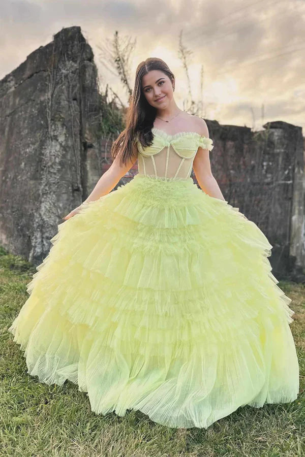 Vestido de fiesta con capas, volantes y hombros descubiertos en forma de A